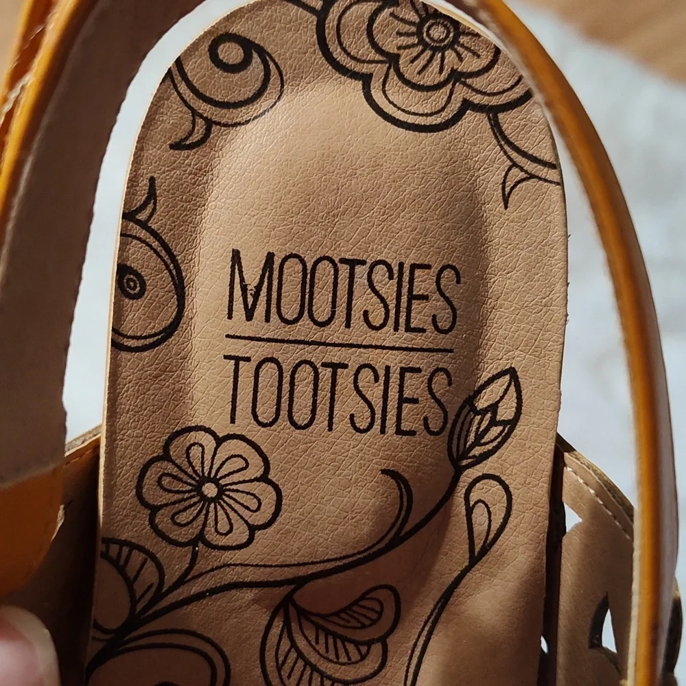 Mootsies Tootsies Tania Sun Cutout Wedge Sandals Mustard Yellow Summery Size 9